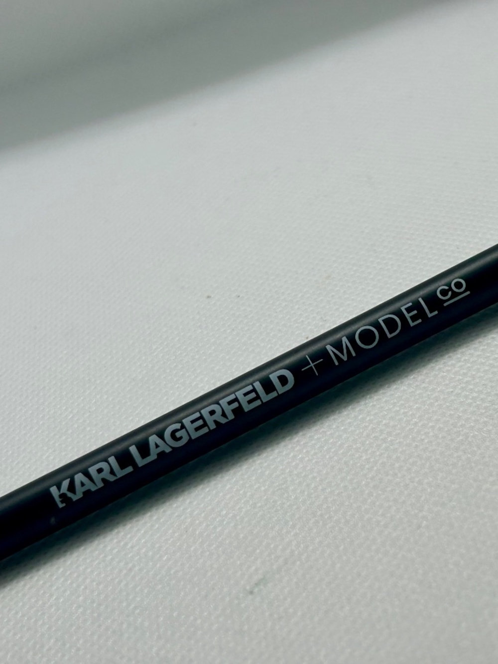 Karl Lagerfeld & ModelCo - Deep Black - Long-Lasting Liquid Eye Liner